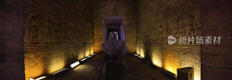 太阳船的全景图和Nectanebo II的Naos在圣所在Edfu的庙宇在Edfu，埃及